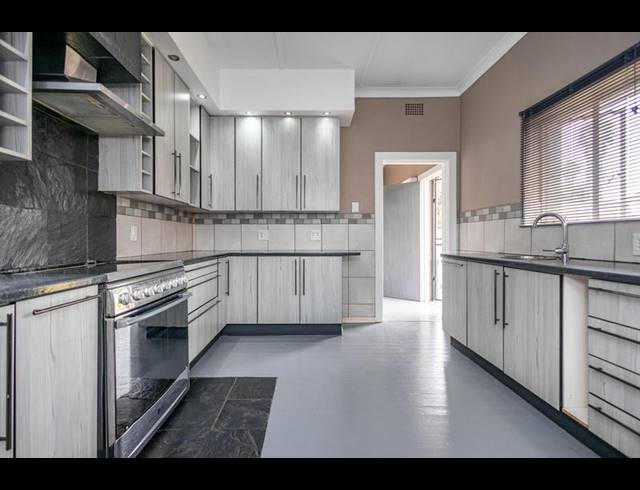 4 BEDROOM HOUSE FOR SALE IN CINDERELLA